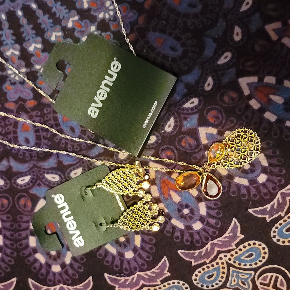 Avenue earrings and necklace